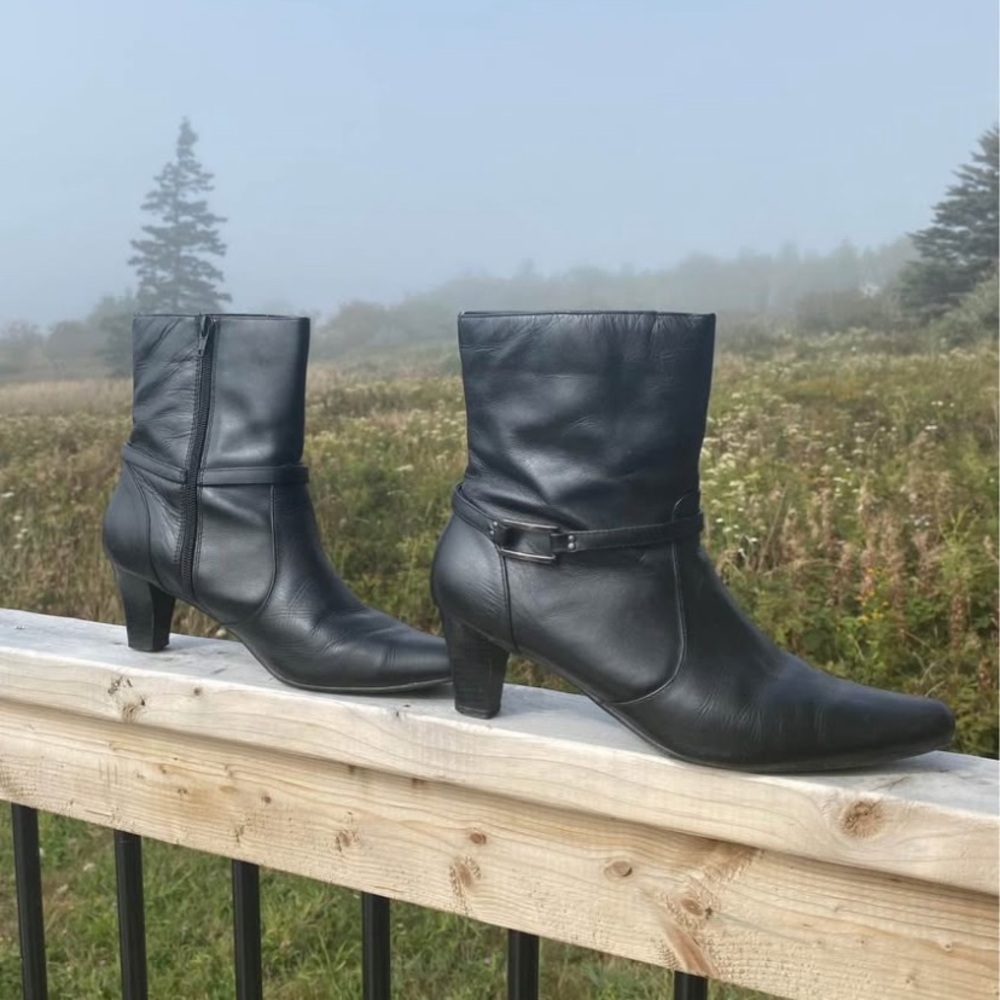 Chic Black Leather Mid-Calf Boots